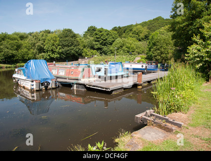 verschiedene Arten des Bootes an ihre Liegeplätze auf Calder und Hebble Kanal in Halifax West yorkshire Stockfoto