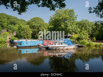 verschiedene Arten des Bootes an ihre Liegeplätze auf Calder und Hebble Kanal in Halifax West yorkshire Stockfoto