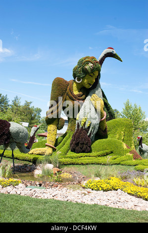 Mosaicultures International de Montréal-Skulptur von Xu Xiu Juan - eine wahre Geschichte über ein chinesisches Mädchen, das rote Krone Krane geliebt. Stockfoto