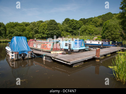 verschiedene Arten des Bootes an ihre Liegeplätze auf Calder und Hebble Kanal in Halifax West yorkshire Stockfoto