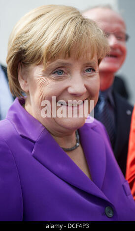 Greifswald, Deutschland. 16. August 2013. Bundeskanzlerin Angela Merkel lächelt während der Eröffnung des Sicherheit Stufe 4 Research Laboratory auf der Insel Riems in Greifswald, Deutschland, 16. August 2013. Merkel eröffnet der Hochsicherheitstrakt mit Forschungslabors des Friedrich-Loeffler-Instituts für Tiergesundheit. Foto: STEFAN SAUER/Dpa/Alamy Live News Stockfoto