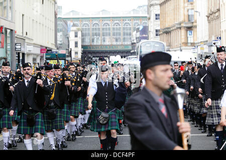 Argyle Street, Glasgow, Schottland, Großbritannien, Freitag, 16. August 2013. Vier Pipe Bands marschieren in der traditionellen Beat the Retreat während der Piping Live! Festival Stockfoto