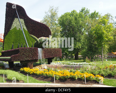 Skulptur der Meeresschildkröte und Klavier zu Pflanzen Stockfoto