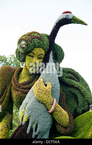 Mosaicultures International de Montréal-Skulptur von Xu Xiu Juan - eine wahre Geschichte über ein chinesisches Mädchen, das rote Krone Krane geliebt. Stockfoto