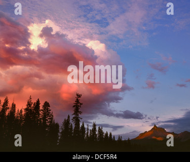 USA, Oregon, Umpqua National Forest. Sturm naht Mt Thielsen. Stockfoto