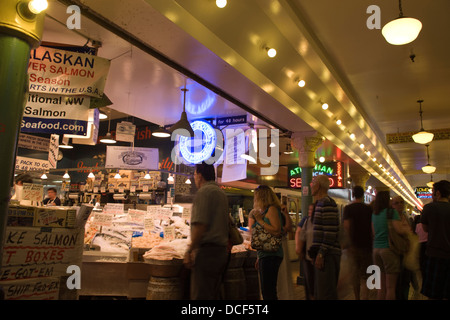 FRISCHEN FISCH STÄNDE PIKE PLACE PUBLIC MARKET CENTER SEATTLE WASHINGTON STATE VEREINIGTE STAATEN Stockfoto