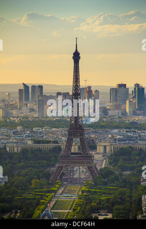 Eiffelturm bei Sonnenuntergang gesehen vom Tour Montparnasse, Paris, Frankreich Stockfoto