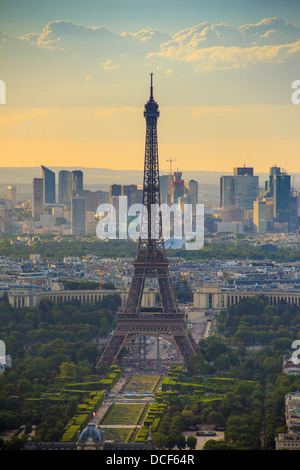 Eiffelturm bei Sonnenuntergang gesehen vom Tour Montparnasse, Paris, Frankreich Stockfoto