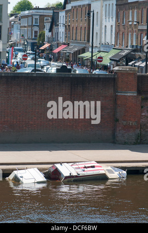 Sinkende Boot auf der Themse in Hampton Court, East Molesey in Middlesex Stockfoto