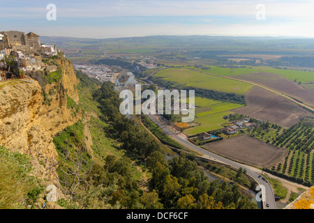 Arcos De La Frontera, eines der schönsten weißen Dörfer (Pueblos Blancos) von Andalusien, Spanien. Stockfoto