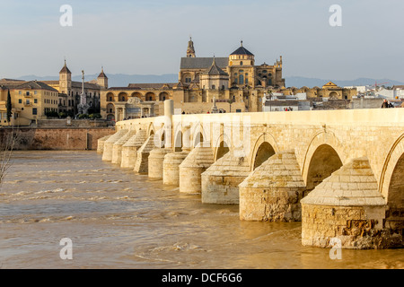 Römische Brücke über den Fluss Guadalquivir in Córdoba, Spanien, mit der alten Stadt und der großen Moschee-Kathedrale im Hintergrund. Stockfoto