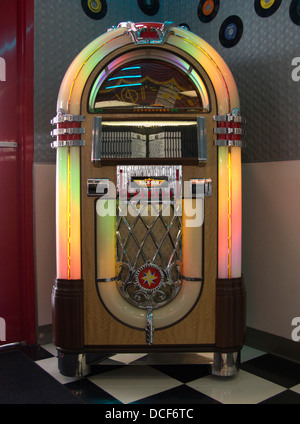 ROCK OLA BUBBLER JUKEBOX ('RÉANTIQUE APPARATES CO 1977') ARNOLDS KLASSISCHES DINER RAPID CITY SOUTH DAKOTA USA Stockfoto