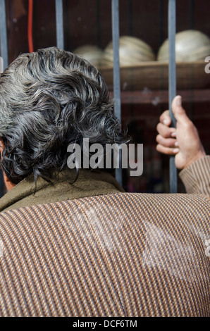 Mexiko, Guanajuato, San Miguel de Allende, Rückseite Männerkopf Bars von einem Eisen-Fenster mit gedrückter Stockfoto