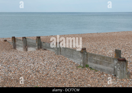 Wellenbrecher am Strand. Whitstable, Kent, England Stockfoto