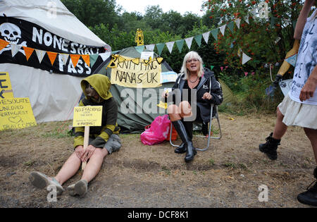 Balcombe Sussex UK 16. August 2013 - die Knitting Nanas atAnti Fracking Demonstranten treffen sich am Standort Cuadrilla im Dorf Balcombe West Sussex , wo das Unternehmen Explorationsbohrungen durchführt . Es wird erwartet, dass sich am kommenden Wochenende Tausende von Demonstranten dem Protest anschließen werden Stockfoto