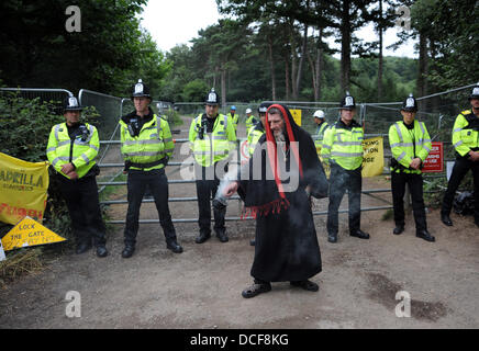 Balcombe Sussex UK führt 16. August 2013 - ein Druide eine Ritual am Eingang zum Ortsbild Cuadrilla als Anti-Fracking Demonstranten versammeln sich in der West Sussex Dorf der Balcombe, wo das Unternehmen Explorationsbohrungen durchführen. Tausende von Demonstranten werden voraussichtlich den Protest über das bevorstehende Wochenende Foto von Simon Dack Credit beitreten: Simon Dack/Alamy Live News Stockfoto