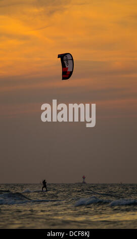 Ein Kitesurfer surft auf der Ostsee in der Nähe von Schönberg/Deutschland am 5. August 2013. Foto: Fabian Stratenschulte Stockfoto