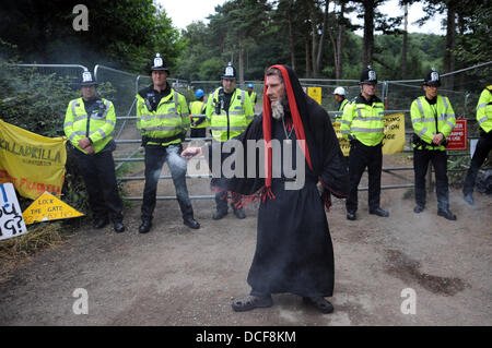 Balcombe Sussex UK führt 16. August 2013 - ein Druide eine Ritual am Eingang zum Ortsbild Cuadrilla als Anti-Fracking Demonstranten versammeln sich in der West Sussex Dorf der Balcombe, wo das Unternehmen Explorationsbohrungen durchführen. Tausende von Demonstranten werden voraussichtlich den Protest über das bevorstehende Wochenende Foto von Simon Dack Credit beitreten: Simon Dack/Alamy Live News Stockfoto