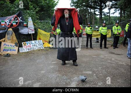 Balcombe Sussex UK führt 16. August 2013 - ein Druide eine Ritual am Eingang zum Ortsbild Cuadrilla als Anti-Fracking Demonstranten versammeln sich in der West Sussex Dorf der Balcombe, wo das Unternehmen Explorationsbohrungen durchführen. Tausende von Demonstranten werden voraussichtlich den Protest über das bevorstehende Wochenende Foto von Simon Dack Credit beitreten: Simon Dack/Alamy Live News Stockfoto