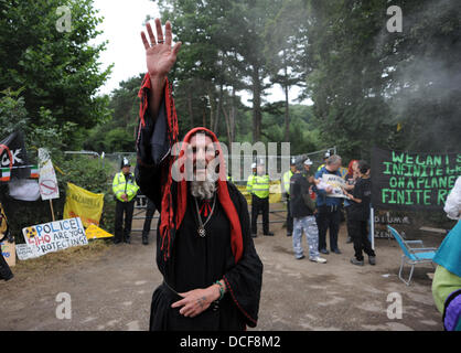 Balcombe Sussex UK führt 16. August 2013 - ein Druide eine Ritual am Eingang zum Ortsbild Cuadrilla als Anti-Fracking Demonstranten versammeln sich in der West Sussex Dorf der Balcombe, wo das Unternehmen Explorationsbohrungen durchführen. Tausende von Demonstranten werden voraussichtlich den Protest über das bevorstehende Wochenende beitreten Stockfoto