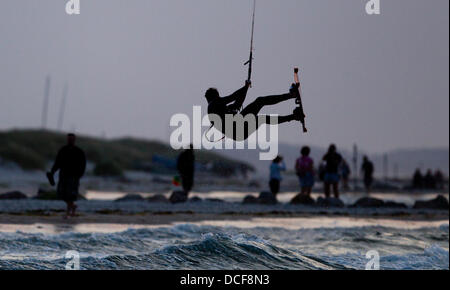 Ein Kitesurfer surft auf der Ostsee in der Nähe von Schönberg/Deutschland am 5. August 2013. Foto: Fabian Stratenschulte Stockfoto