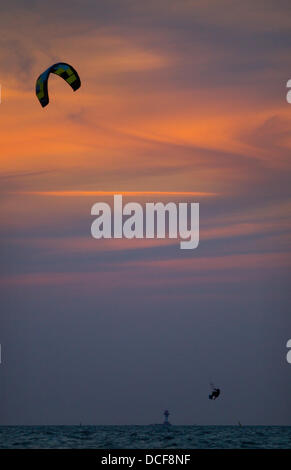 Ein Kitesurfer surft auf der Ostsee in der Nähe von Schönberg/Deutschland am 5. August 2013. Foto: Fabian Stratenschulte Stockfoto