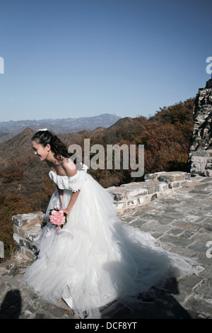 Braut auf der chinesischen Mauer bei Simatai. Stockfoto