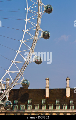 London Eye-Hülsen, vorbei an der alten County Hall, London Stockfoto