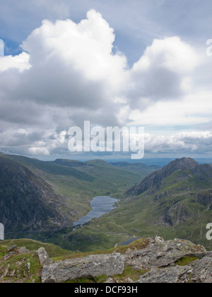Tryfan und See Ogwen Stockfoto