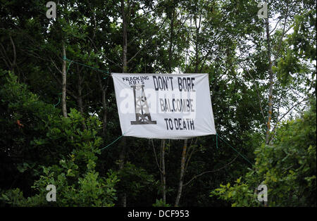 Balcombe Sussex UK 16. August 2013 - Anti-Fracking Demonstranten am Standort Cuadrilla in West Sussex Dorf der Balcombe wo die Firma Explorationsbohrungen durchführen. Tausende von Demonstranten werden voraussichtlich den Protest über das bevorstehende Wochenende beitreten Stockfoto