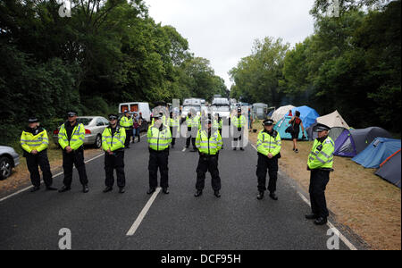 Balcombe Sussex Großbritannien 16. August 2013 - Polizei und Anti-Fracking-Demonstranten versammeln sich auf dem Gelände von Cuadrilla im Dorf West Sussex in Balcombe, wo das Unternehmen Explorationsbohrungen durchführt. Es wird erwartet, dass sich Tausende von Demonstranten dem Protest über das bevorstehende Wochenendfoto anschließen werden, das Simon Dack aufgenommen hat.Quelle: Simon Dack/Alamy Live News Stockfoto