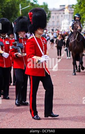 Gardisten marschieren zum St. James Palast nach dem Wechsel der Wachablösung am Buckingham Palace, London Stockfoto