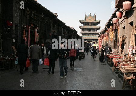 Straßenszene in Ping Yao, China. Souvenirs zum Verkauf. Stockfoto