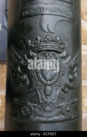 Bronze französische Kanone, das Relief der Wappen von Prinz Louis Charles de Bourbon (1701-1775), Graf von Eu, Herzog von Aumale, la Stockfoto