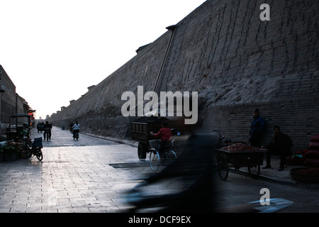 Straßenszene in Ping Yao, China. Stadtmauern. Stockfoto