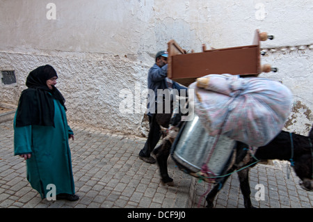 Straßenszene in Moulay Idriss Medina, Marokko Stockfoto