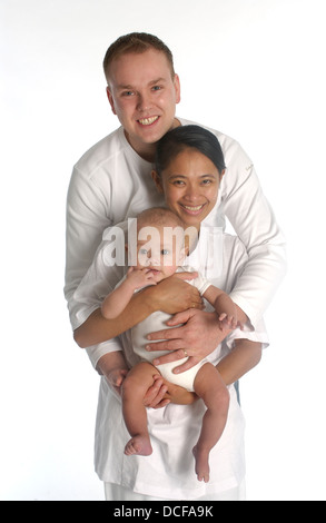 Gemischtes Paar mit ihrem baby Stockfoto