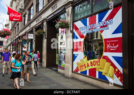 Hamleys Fenster beglückwünschen die königliche Geburt von Prinz George, Herzog & Herzogin von Cambridge Regent Street, London Stockfoto