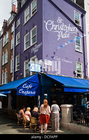 Menschen sitzen vor Café am St.Christophers Ort, London Stockfoto