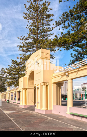 Der neue Napier Bogen an der Marine Parade in Napier, Neuseeland. Napier wurde weitgehend wieder aufgebaut, im Art Deco Stil nach den... Stockfoto