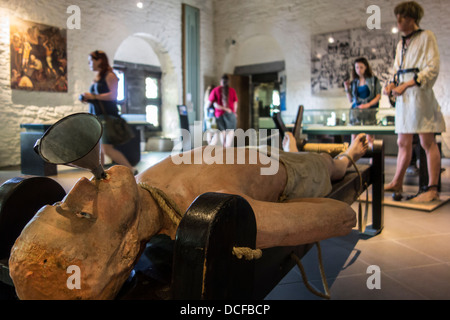 Folter-Rack und Touristen in die Folterkammer in der Gravensteen / Schloss des Grafen Museums in Gent, Flandern, Belgien Stockfoto