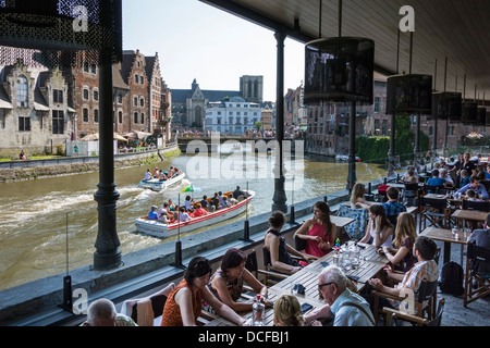 Touristen auf der Terrasse der Brasserie Oude Vismijn / alten Fischmarkt entlang des Flusses Lys / Leie in Gent, Ost-Flandern, Belgien Stockfoto