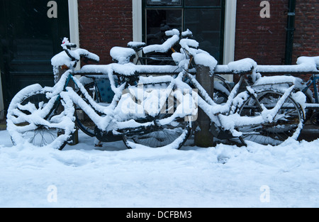 Fahrräder in den Schnee in Leiden, Holland Stockfoto