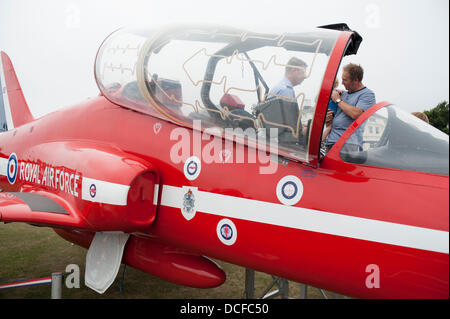 Eastbourne, Sussex, England. 15. August 2013.  Hawk T1A Flugzeuge der Kunstflugstaffel der Red Arrows RAF auf statische Anzeige am Eröffnungstag der Airshow Credit: Malcolm Park/Alamy Live News Stockfoto