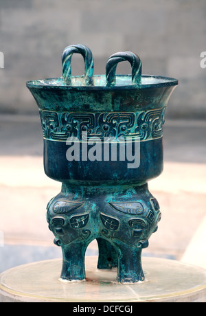 Bronze antiken Container im Beihai-Park in Peking. Stockfoto