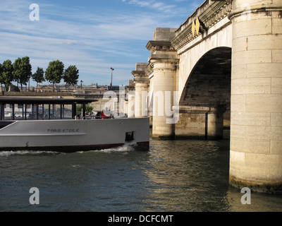 Bateau Mouche, Pont De La Concorde, Concorde Platz Seineufer, Paris, Frankreich Stockfoto