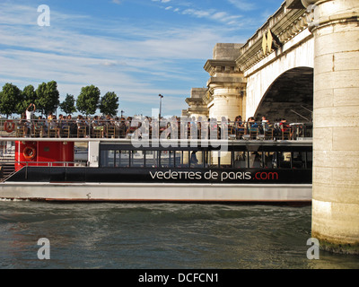 Bateau Mouche, Pont De La Concorde, Concorde Platz Seineufer, Paris, Frankreich Stockfoto