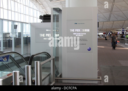 Der Eingang zu der Cathay Pacific First Class Lounge am Hong Kong International Airport Stockfoto