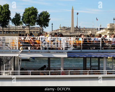 Bateau Mouche, Pont De La Concorde, Concorde Platz Seineufer, Paris, Frankreich Stockfoto