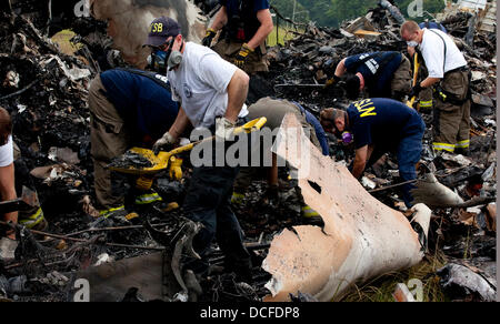 Nationale Transportation Safety Board Inspektoren Umfrage das Wrack ein UPS Airbus A300 Frachtflugzeug, das nahe dem Flughafen tötete beide Besatzungsmitglieder 15. August 2013 in Birmingham, AL abgestürzt. Stockfoto